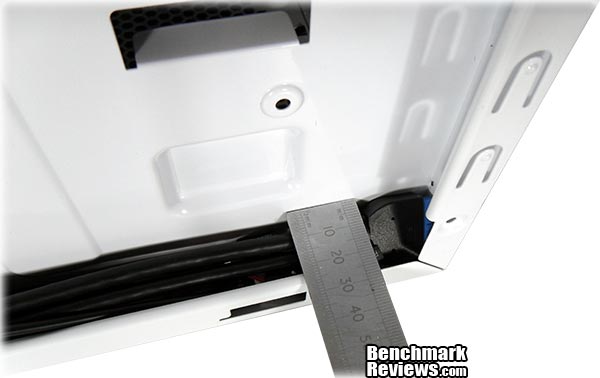 Fractal_Design_Define_R4_Arctic_White_Case_Cable_Routing_Clearance.jpg