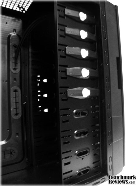 NZXT_Hades_FrontHDDCage.jpg
