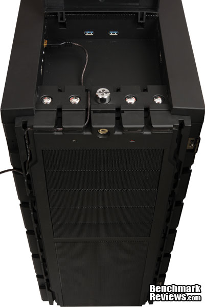 BitFenix_Colossus_Exterior_CableManagement.jpg