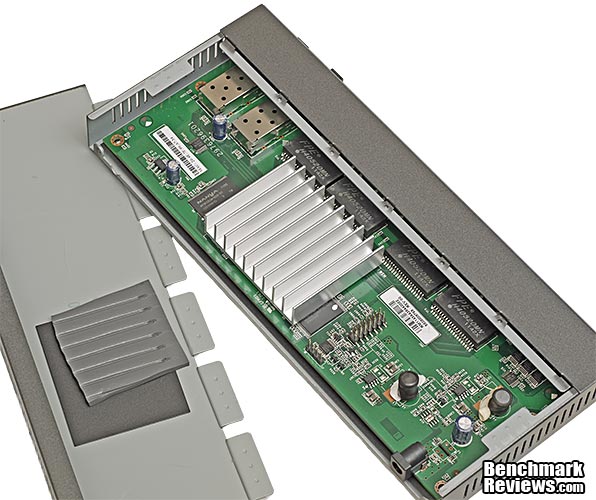NETGEAR_ProSafe_GS110T_SmartSwitch_Cover_Off_01.jpg